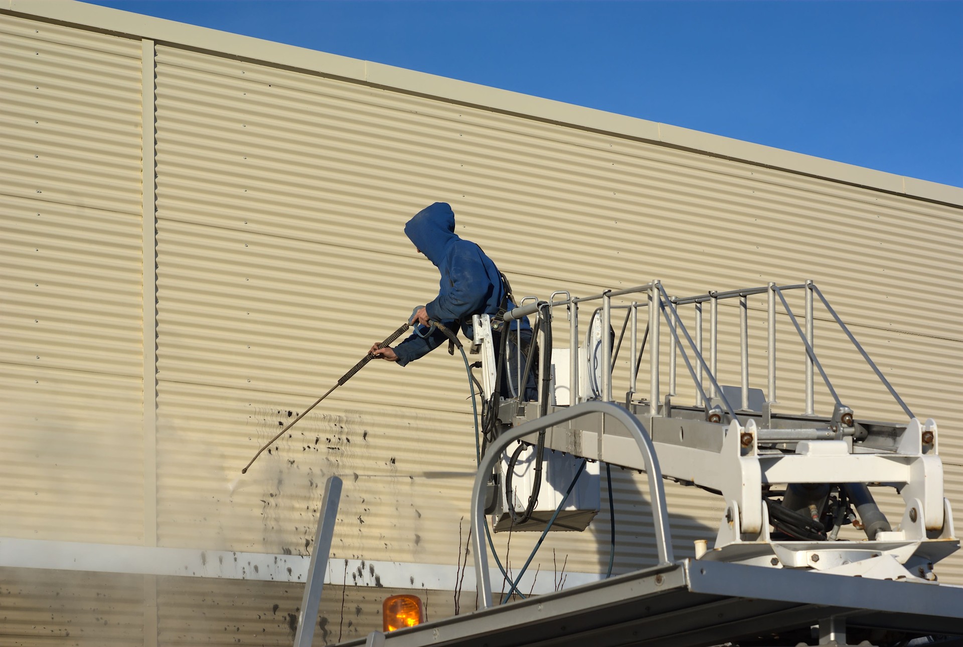 Pressure water jet to clean the graffiti on a wall